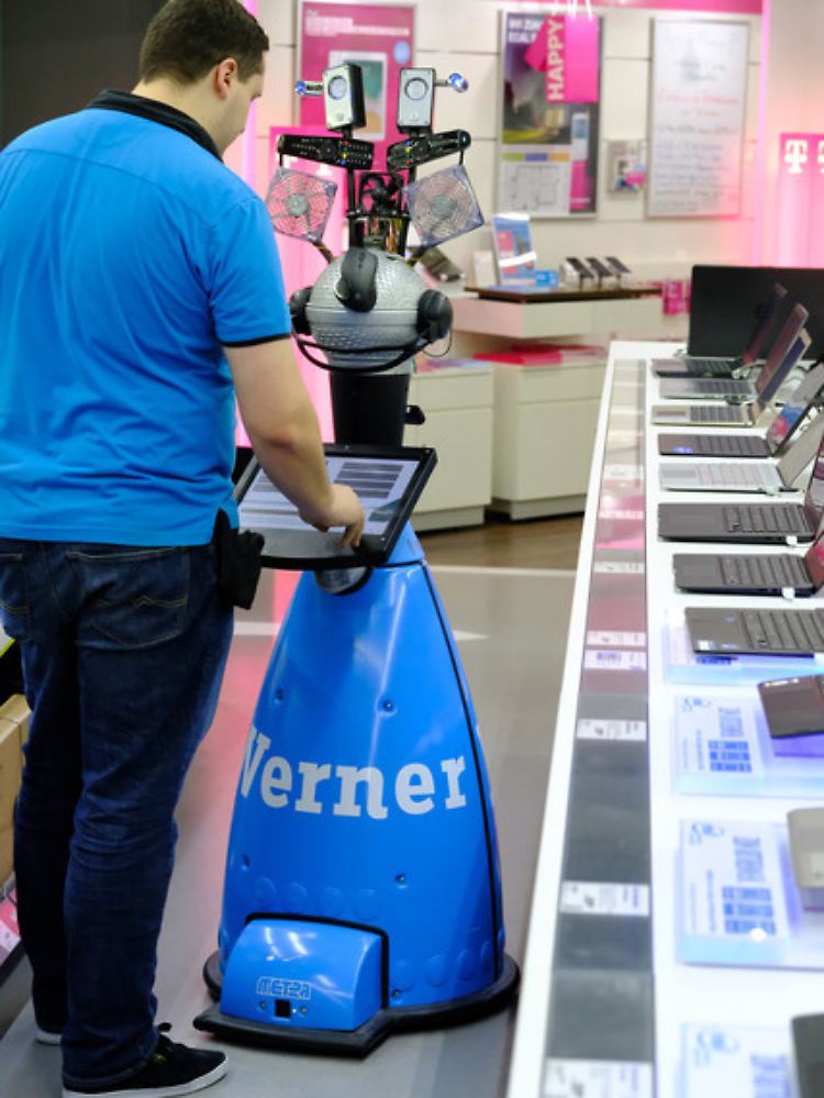 Der Service-Roboter mit dem Namen "Werner" steht in einer Filiale von Electronic Conrad in Stuttgart.