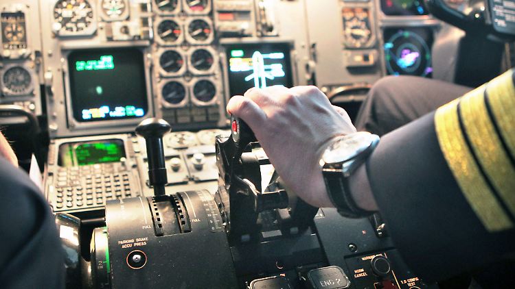 Eigentlich sollten Piloten stets die Instrumente im Cockpit im Blick haben.