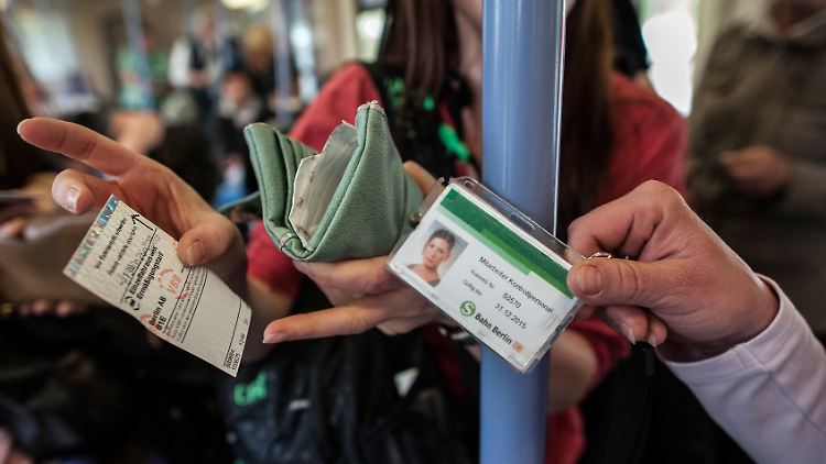 Wer bei einer Kontrolle kein gültiges Ticket vorzeigen kann, muss mindestens eine Strafe zahlen.