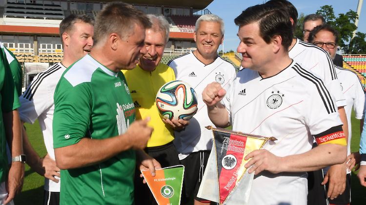 Kapitän Marcus Weinberg (r.) beim Spiel des FC Bundestag gegen den FC Diabetologie im Juni 2017.
