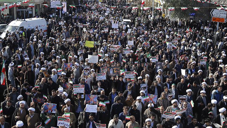 Die Menschen im Iran gehen weiterhin auf die Straße.