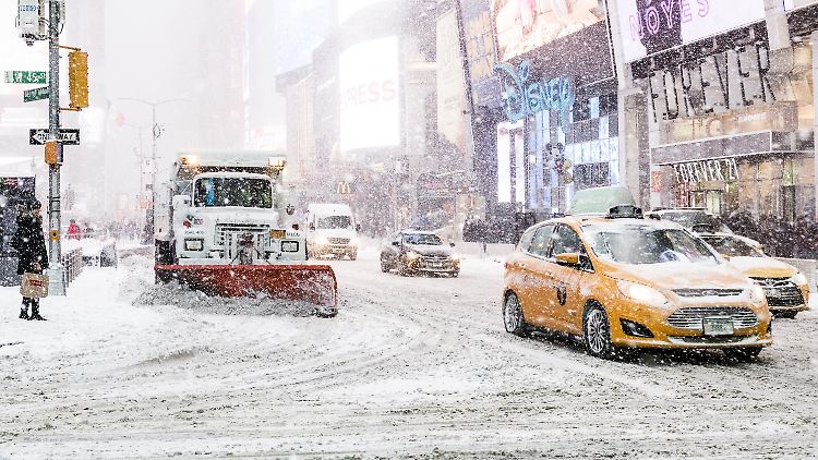 Ein Schneepflug räumt am New Yorker Times Square bei einem Schneesturm die Straßen.