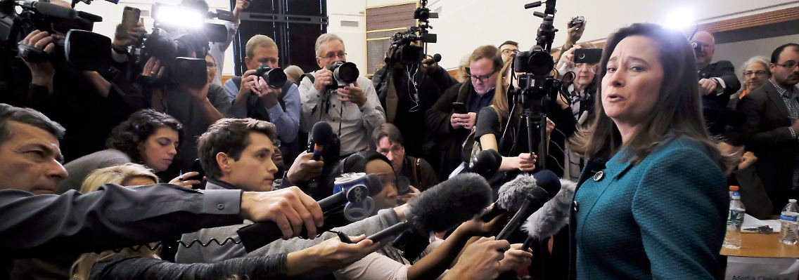 Pechvogel Shelly Simonds erklärt sich vor der Presse.