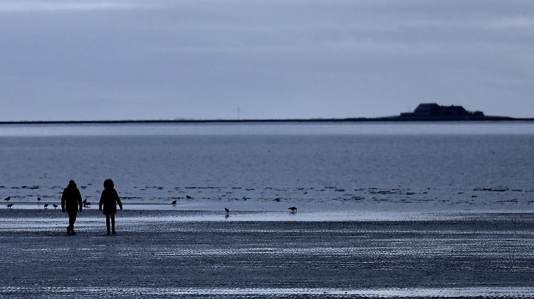 Nach einer stürmischen Nacht herrscht am Strand Goting Kliff bei Nieblum auf der Insel Föhr wieder Windstille.