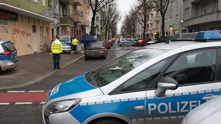 Polizeiwagen in Berlin an der Fehmarner Straße. Dort hatte eine Passantin vor einem Haus ein ihr verdächtiges Textilbündel gefunden und die Polizei gerufen.