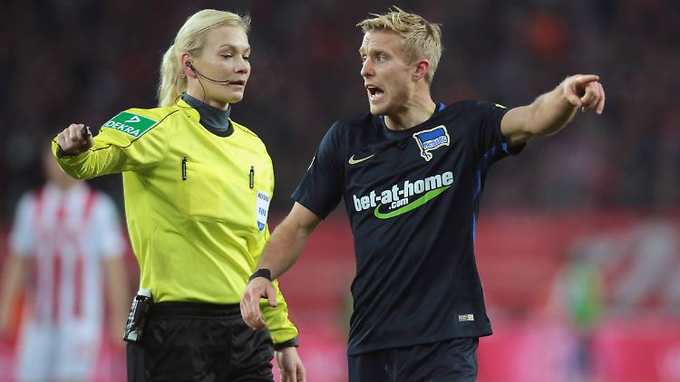 Bibiana Steinhaus setzt sich in der Bundesliga durch - und stößt dabei nicht immer auf Gegenliebe.