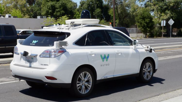 Von Waymo zum selbstfahrenden Auto umgebauter SUV der Marke Lexus.