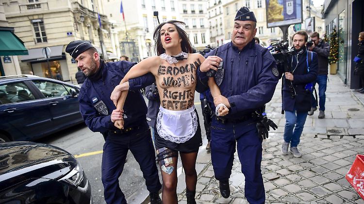 In Paris begrüßten Femen-Aktivistinnen den türkischen Präsidenten Recep Tayyip Erdogan bei seiner Ankunft. Die Frauen wurden abgeführt.