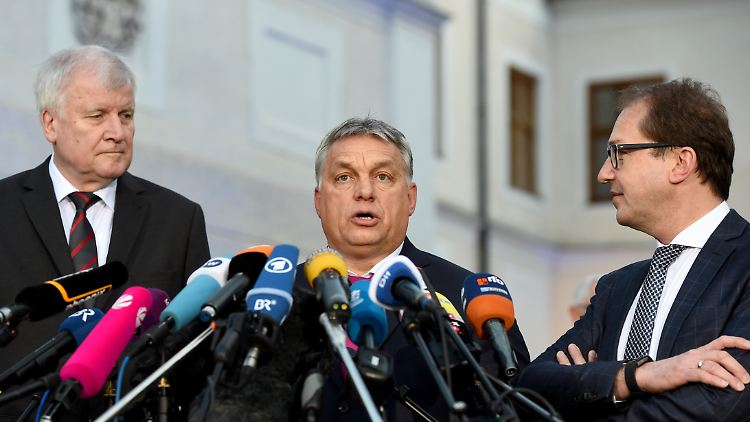 Horst Seehofer (l.) und Alexander Dobrindt (r.) verziehen bei Viktor Orbáns Ausführungen keine Miene.