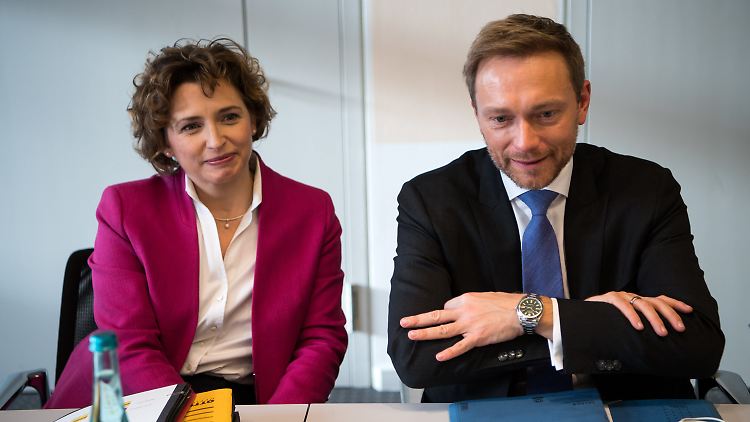 Die Position der FDP? - "Wir rücken nicht nach rechts", sind sich Generalsekretärin Nicola Beer und FDP-Chef Christian Lindner einig.