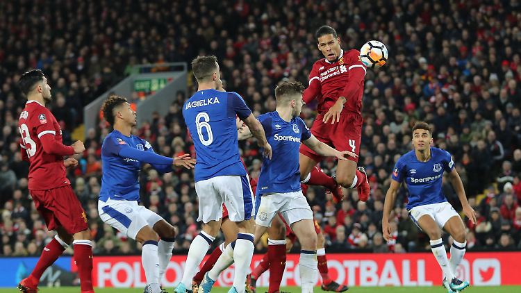 In der Schlussphase traf Liverpools Rekord-Einkauf Virgil van Dijk bei seinem ersten Einsatz für seinen neuen Club per Kopf zum 2:1 (84.). 