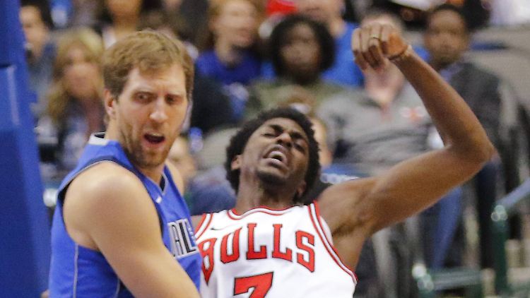 Nowitzki blockt Justin Holiday.