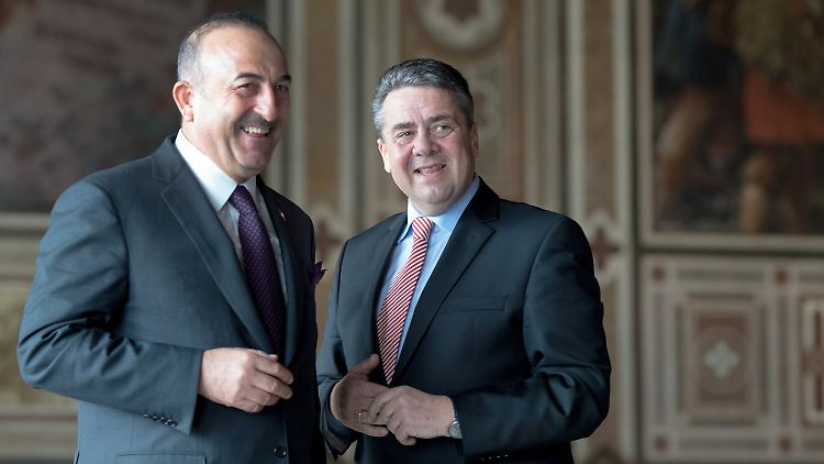 Bundesaußenminister Sigmar Gabriel und sein türkischer Kollege Mevlüt Cavusoglu.