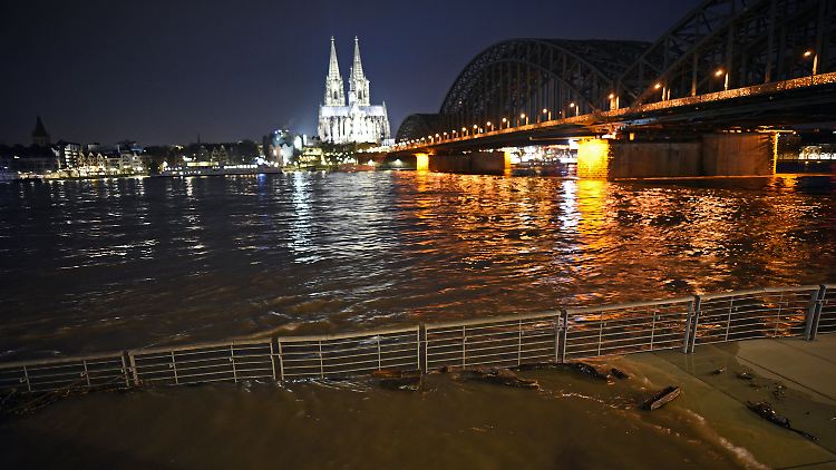 In Köln schwappt der Rhein längst über die Ufer. 