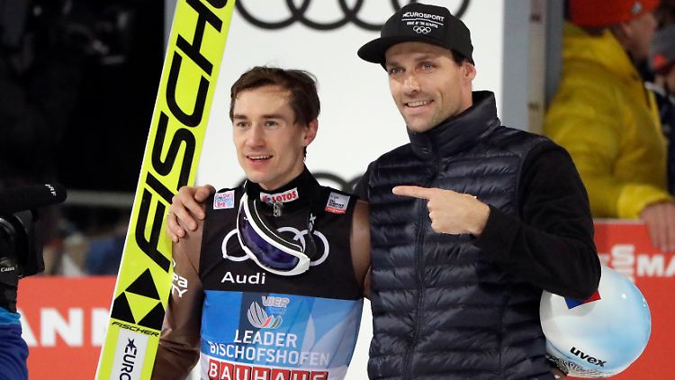 Er war's: Kamil Stoch. Rechts, das ist Sven Hannwald, der 2002 als erster Skispringer in der Geschichte alles vier Wettbwerbe der Tournee gewann.