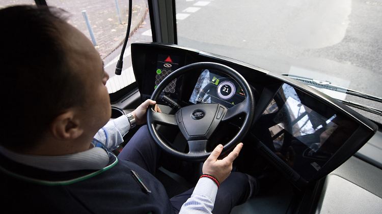 Viele Interessenten schrecken die Führerscheinkosten von rund 10.000 Euro ab.