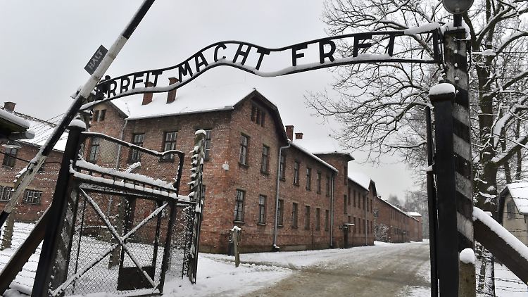 Der Schriftzug "Arbeit macht frei" auf dem Gelände des KZ Auschwitz in Oswiecim, Polen.
