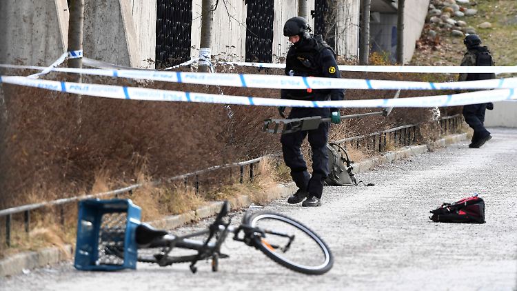 Der abgesperrte Bereich nahe der U-Bahn-Station Varby Gard. Hier sucht die Polizei nach weiteren verdächtigen Gegenständen.