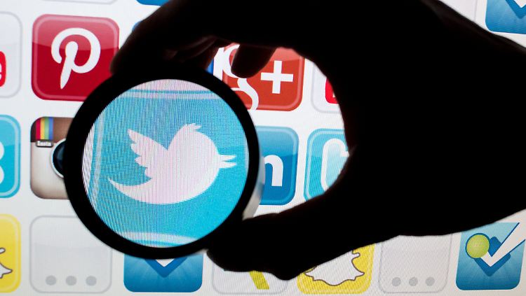 Seit das Netzwerkdurchsetzungsgesetz in Kraft getreten ist, werden die Kommentare unter anderem bei Twitter mehr unter die Lupe genommen.