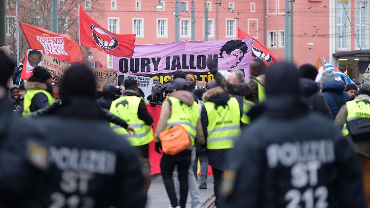 In Dessau gedenken rund 3000 Demonstranten dem toten Oury Jalloh.
