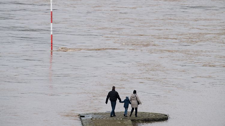 In Düsseldorf schaut eine Hafenmauer gerade noch aus dem Wasser.