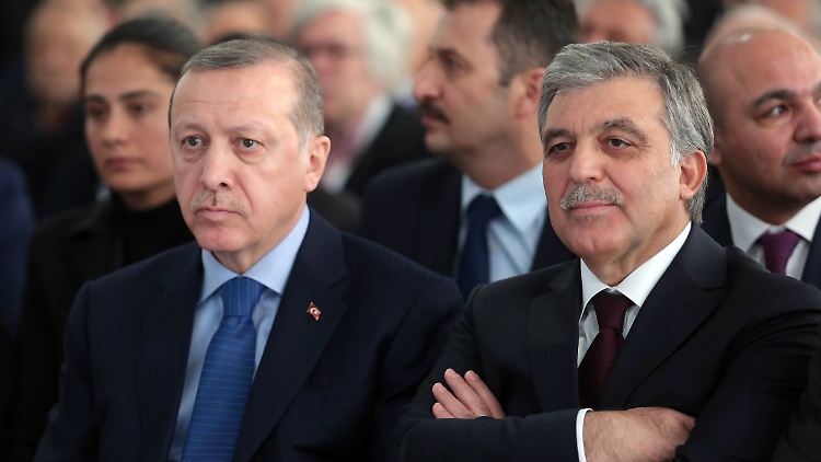 Will sich den Mund nicht verbieten lassen: Abdullah Gül (r.) neben Amtsnachfolger Erdogan.