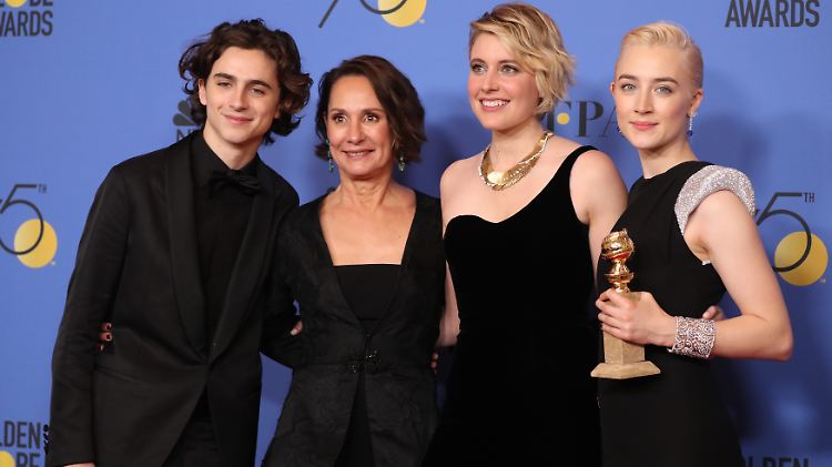 Timothee Chalamet, Laurie Metcalf, Greta Gerwig und Saoirse Ronan mit ihrem Golden Globe für "Bestes Musical oder Comedy" für 'Lady Bird'.