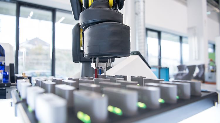 In der "Arena 2036" demonstriert der Greifarm einer APAS-Station, dass die Automobilbranche in eine vernetzte Zukunft blickt.