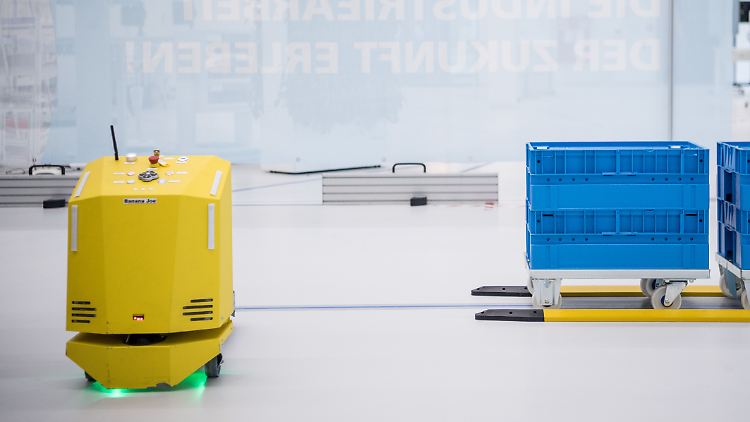 Der Roboter "Banana Joe" (links) hält automatisch an, sobald sich ihm etwas in den Weg stellt.
