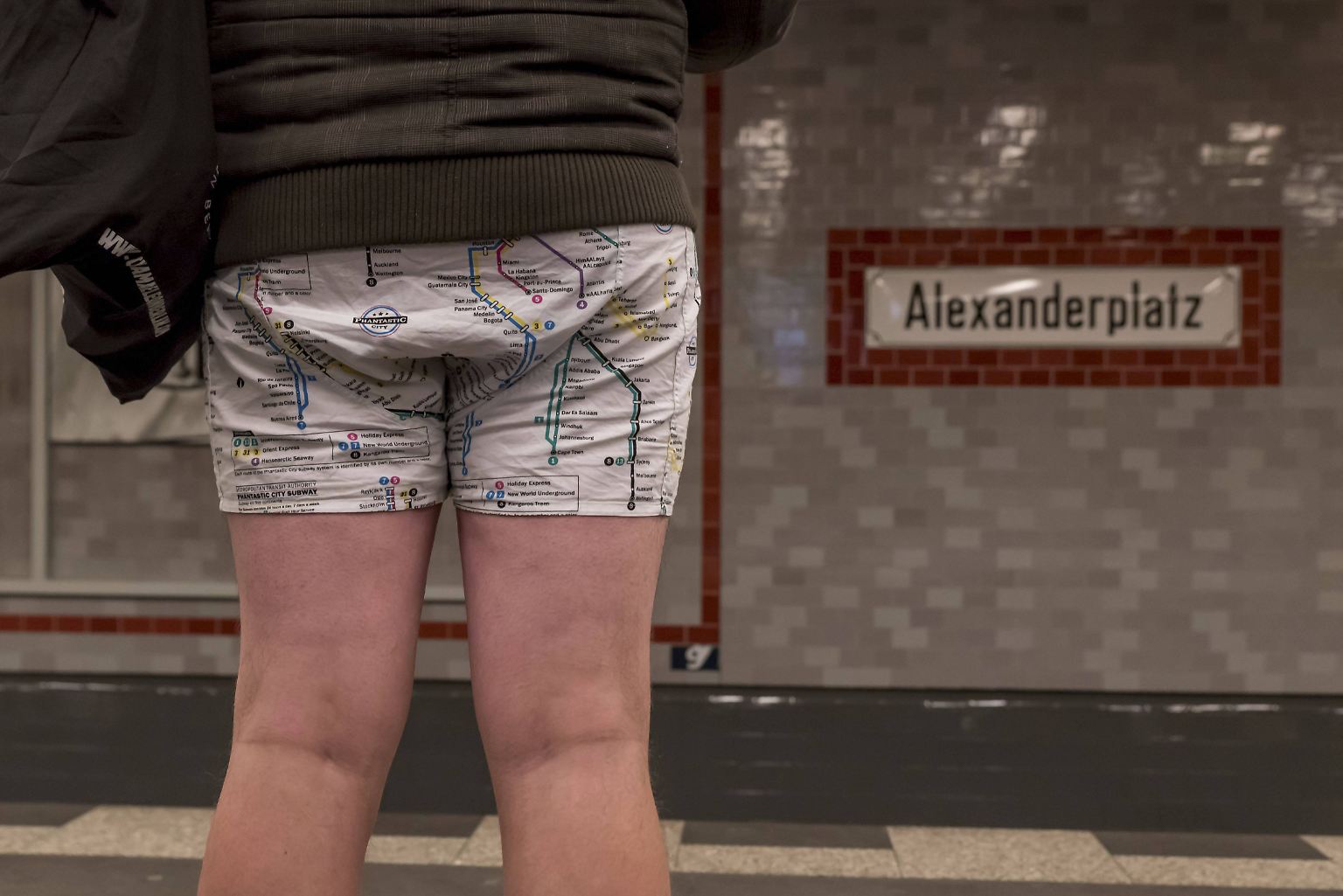 Am Sonntag fuhren Menschen in diversen Städten weltweit ohne Hosen mit öffentlichen Verkehrsmitteln. Es war "International No Pants Day" - also internationaler hosenfreier Tag. Erfunden wurde der ...