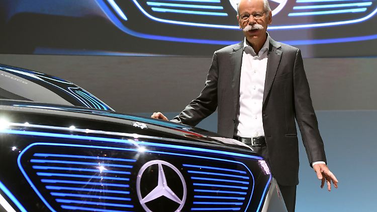 Daimler-Chef Dieter Zetsche mit einer Studie der Elektromarke EQ.