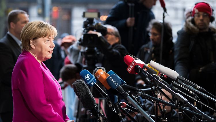Die Medien warten auf Wortmeldungen der Sondierer - hier von Kanzlerin Merkel.