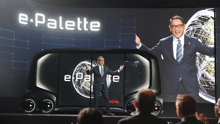 Konzernchef Toyoda scheint mit e-Palette zufrieden.