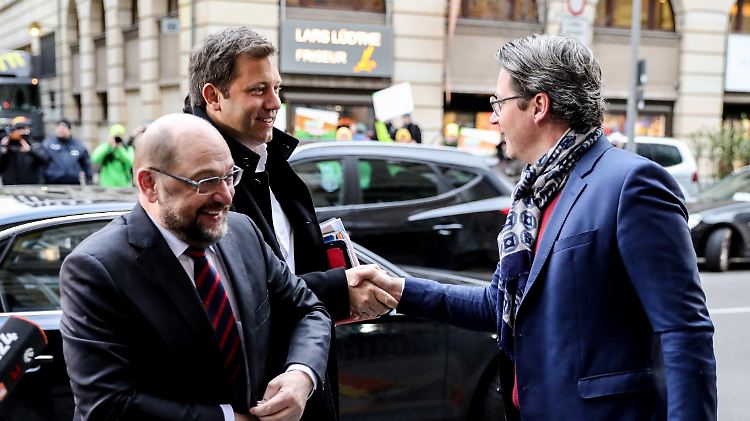 CSU-Generalsekretär Andreas Scheuer (rechts) begrüßt den SPD-Parteivorsitzenden Martin Schulz (links), und SPD-Generalsekretär Lars Klingbeil.