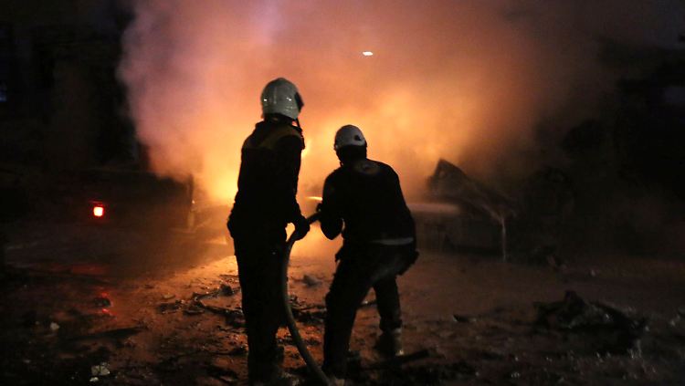 Mitarbeiter der in Idlib tätigen Weißhelme löschen einen Brand nach der Explosion im Hauptquartier der Islamistenorganisation Adschnad al-Kaukas. Dabei kamen schätzungsweise auch zwei Dutzend Zivilisten ums Leben.