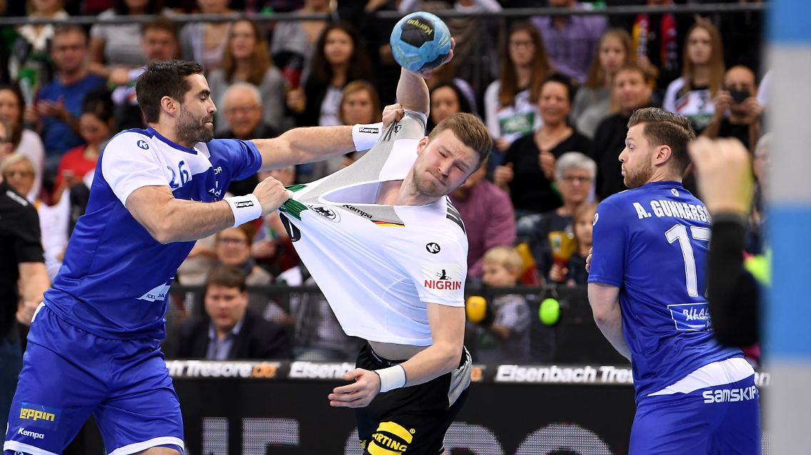 Der 1,94 Meter große Schlaks ist nach seinem MIttelfußbruch rechtzeitig fit für die EM. War bei seiner Rückkehr ins Nationalteam gegen Island einer der besten Werfer - zeichnet sich durch Effektivität aus.