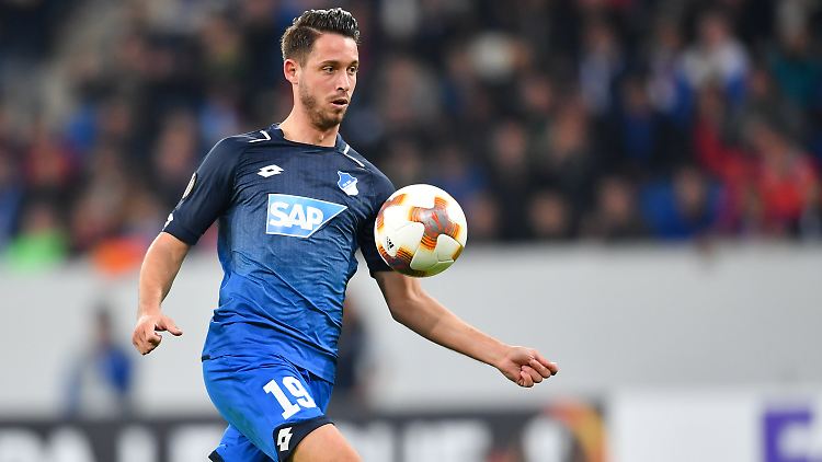 Mark Uth bleibt dem blauen Trikot treu - es wird ab dem Sommer aber königsblau schimmern.