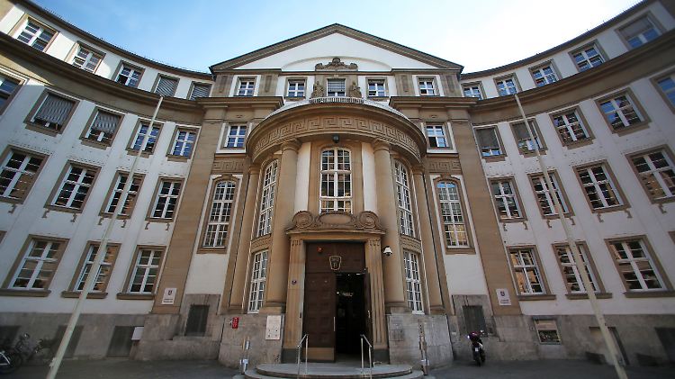 Rund elf Monate nach seiner Festnahme muss sich ein mutmaßlicher IS-Sympathisant vor dem Oberlandesgericht Frankfurt verantworten.