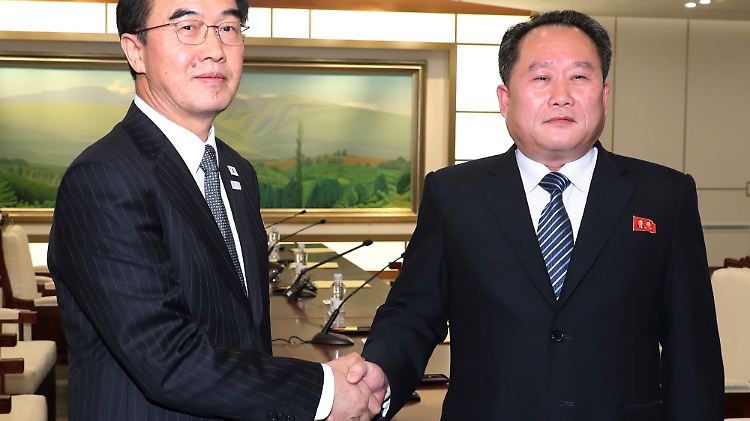 Vereinigungsminister Cho Myoung Gyon (l.) schüttelt dem Nordkoreaner Ri Son Gwondie die Hand.