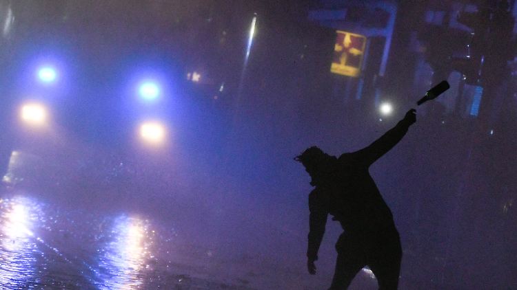 Ein Demonstrant wirft während des G20-Gipfels im Juli 2017 eine Flasche.