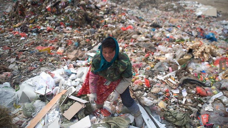 Die Bedingungen, unter denen in China Müll sortiert und verarbeitet wird, sind für die Arbeiter oftmals unzumutbar.