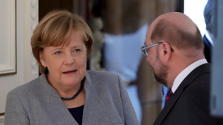 Kanzlerin Angela Merkel und SPD-Chef Martin Schulz beim Neujahrsempfang des Bundespräsidenten.