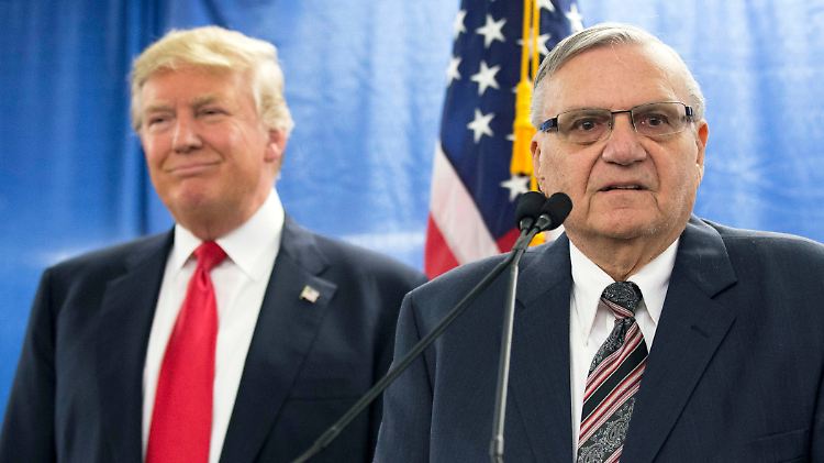 Arpaio (r.) unterstützte Trump auch im Wahlkampf 2016.
