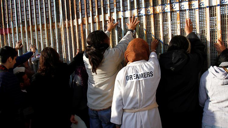 Junge Einwanderer, die als Kinder illegal in die USA eingereist sind, stehen an der US-mexikanischen Grenze in Tijuana.