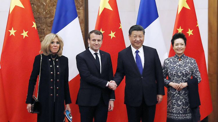 Emmanuel Macron mit seinem chinesischen Amtskollegen Xi Jinping. Beide wurden von ihren Ehefrauen begleitet.