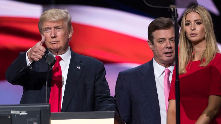 Im Juli 2016 war Paul Manafort noch mitten im Geschehen - hier bei einer Wahlkampfveranstaltung mit Donald Trump und dessen Tochter Ivanka.
