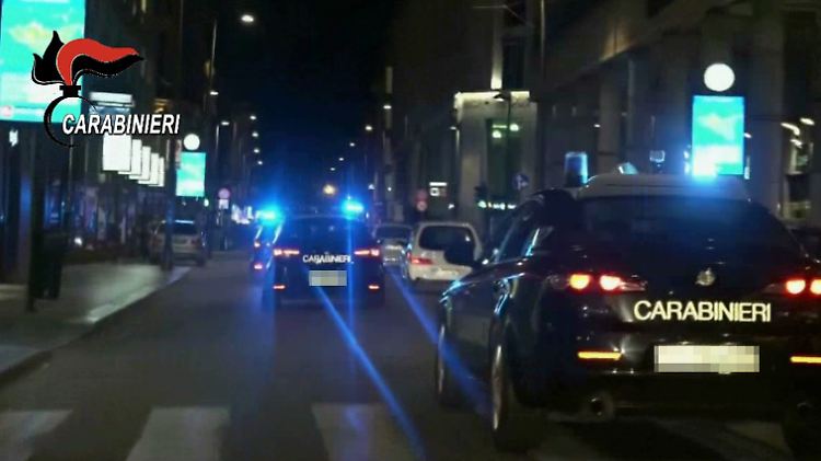 Mehrere Einsatzwagen der italienischen Polizei auf dem Weg zur Razzia am vergangenen Dienstag.