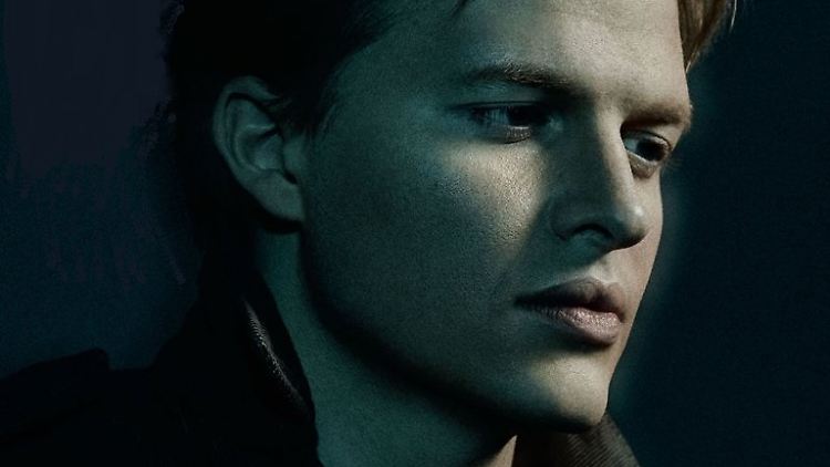 thr_issue_02_ronan_farrow_cover.jpg