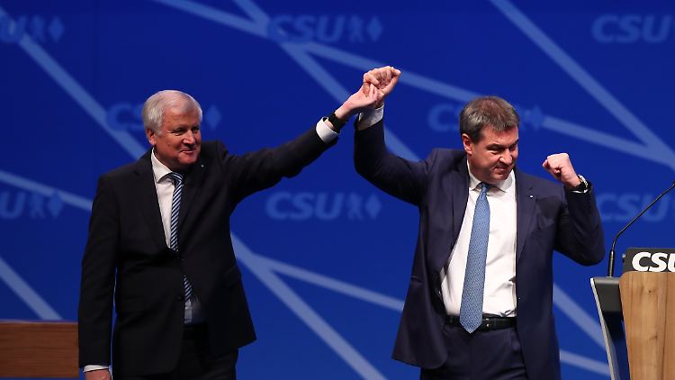 Ministerpräsident Horst Seehofer und sein Nachfolger Markus Söder beim CSU-Parteitag im Dezember: Ob sie im Oktober auch noch jubeln?