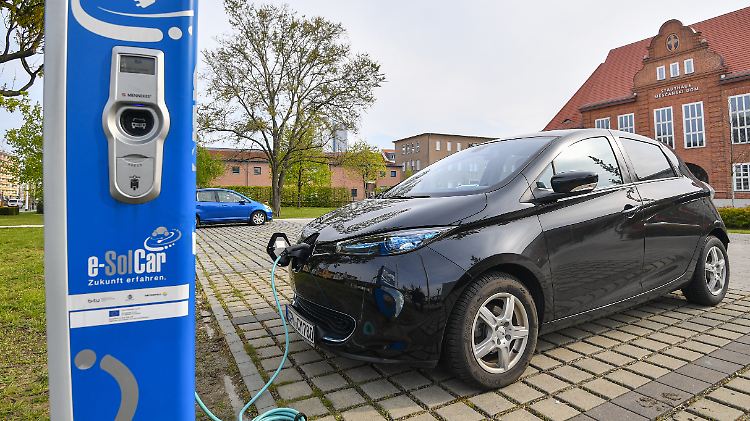 Ladepause an der Steckdose: Ein Renault "Zoe" in Cottbus.